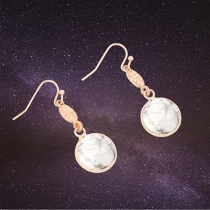 NEW PRETTY NATURAL STONE HOWLITE HANGING EARRINGS